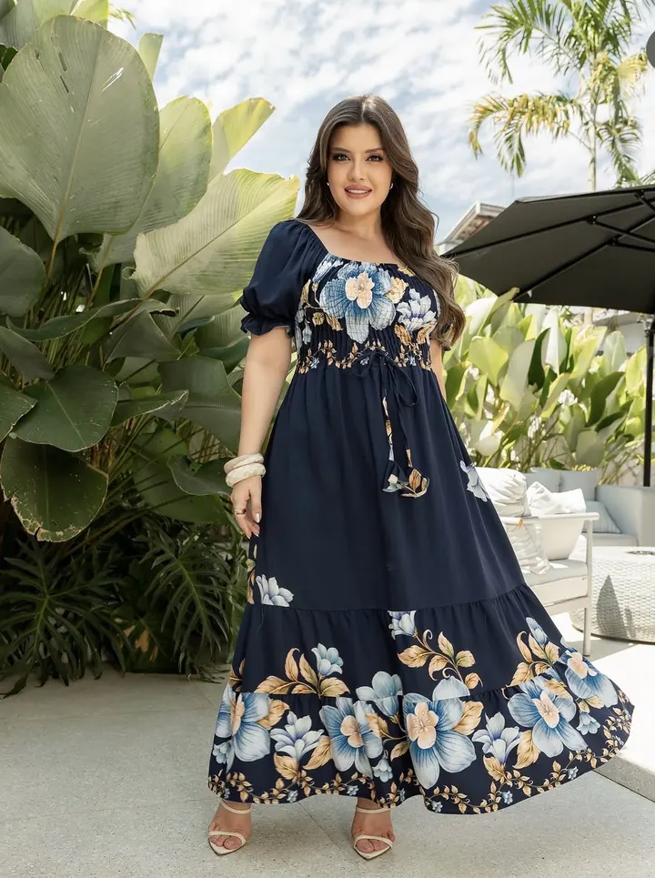 Vestido azul-marinho floral em ambiente externo