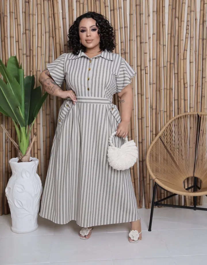 Modelo usando vestido longo listrado