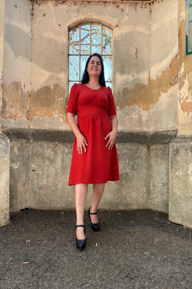Modelo Cau Modas vestindo vestido vermelho elegante